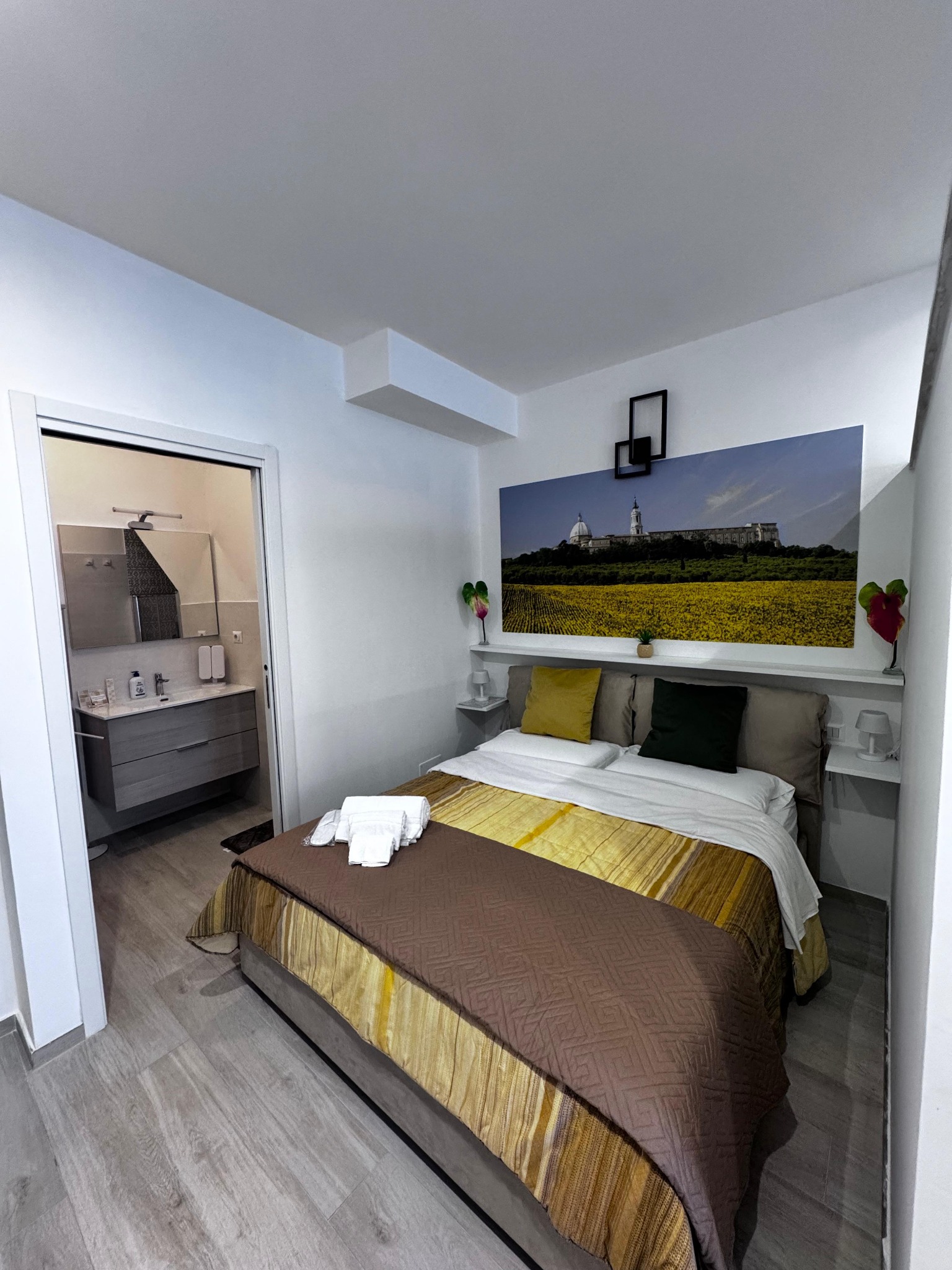 Camera matrimoniale con letto preparato e accesso al bagno