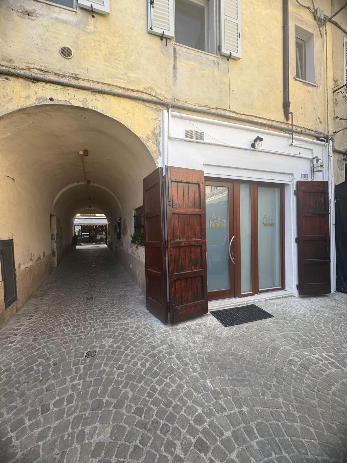 L’ingresso di Casa Papa Giovanni nel centro storico di Loreto
