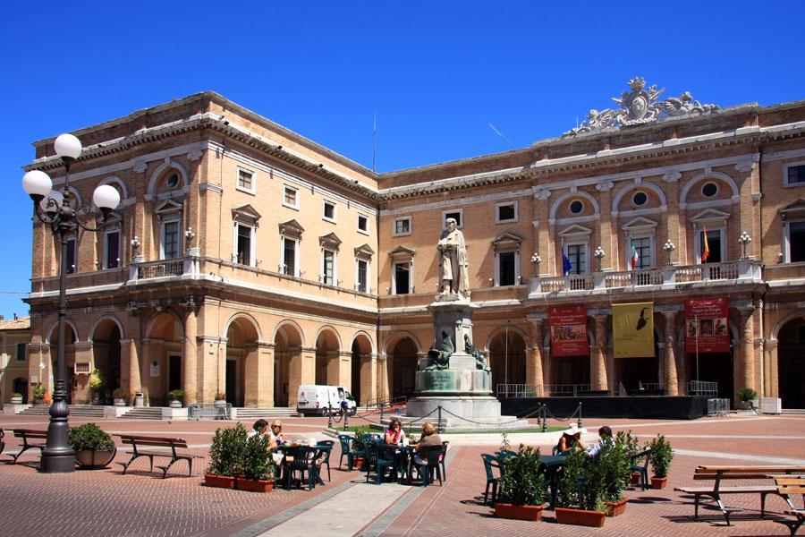 Piazza Giacomo Leopardi a Recanati